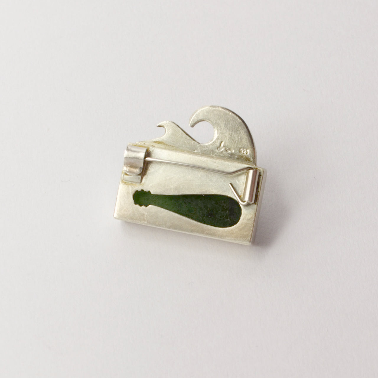 DM829B: Pounamu bar brooch