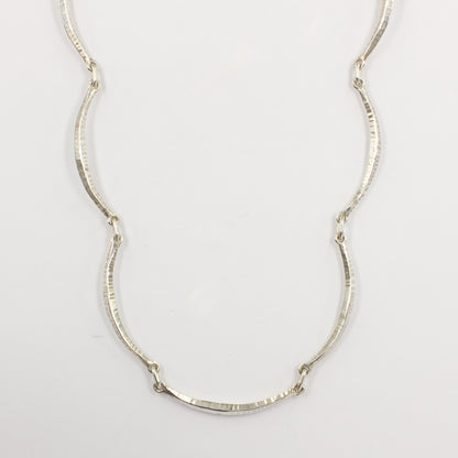 DM890B: Forged scalloped necklace