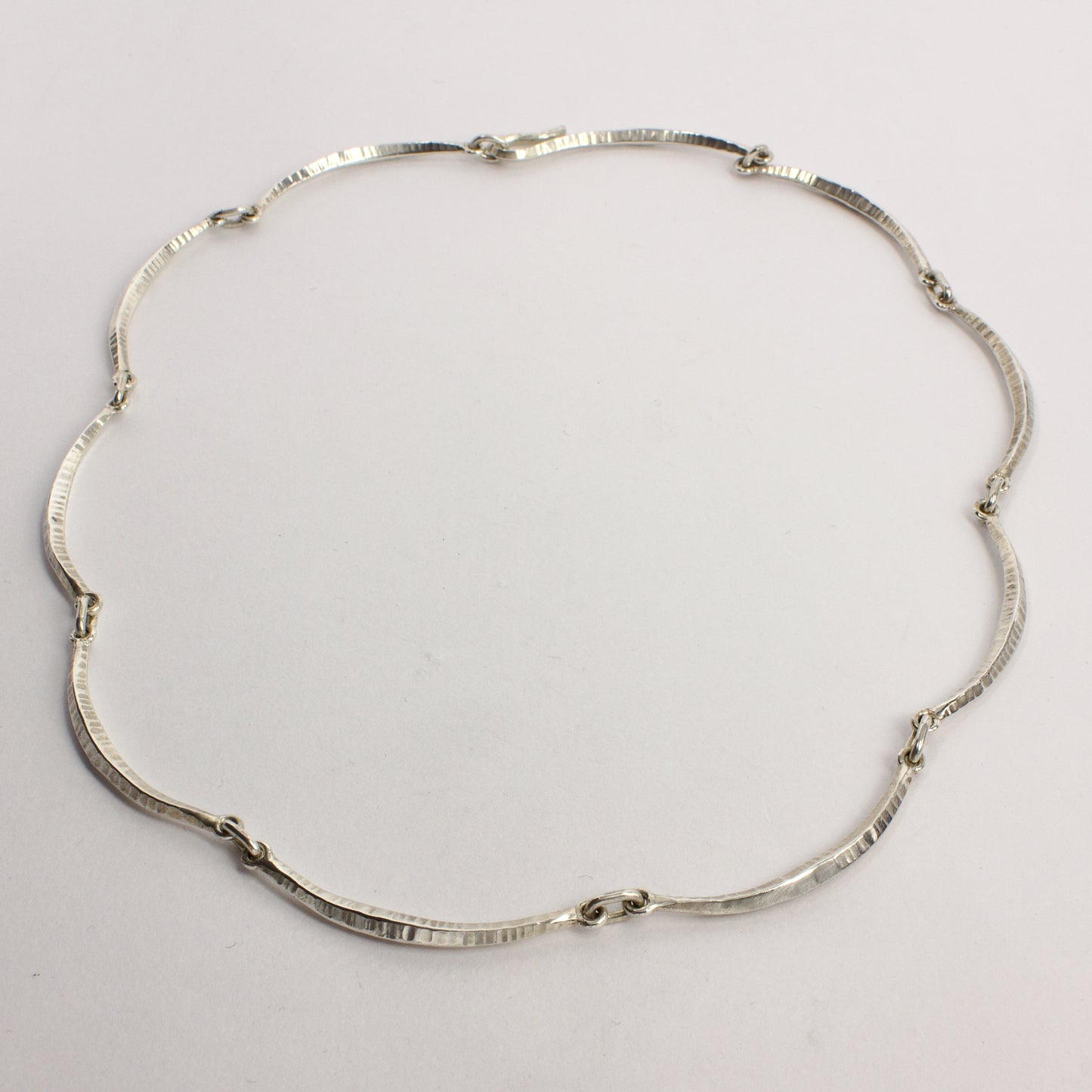 DM890B: Forged scalloped necklace