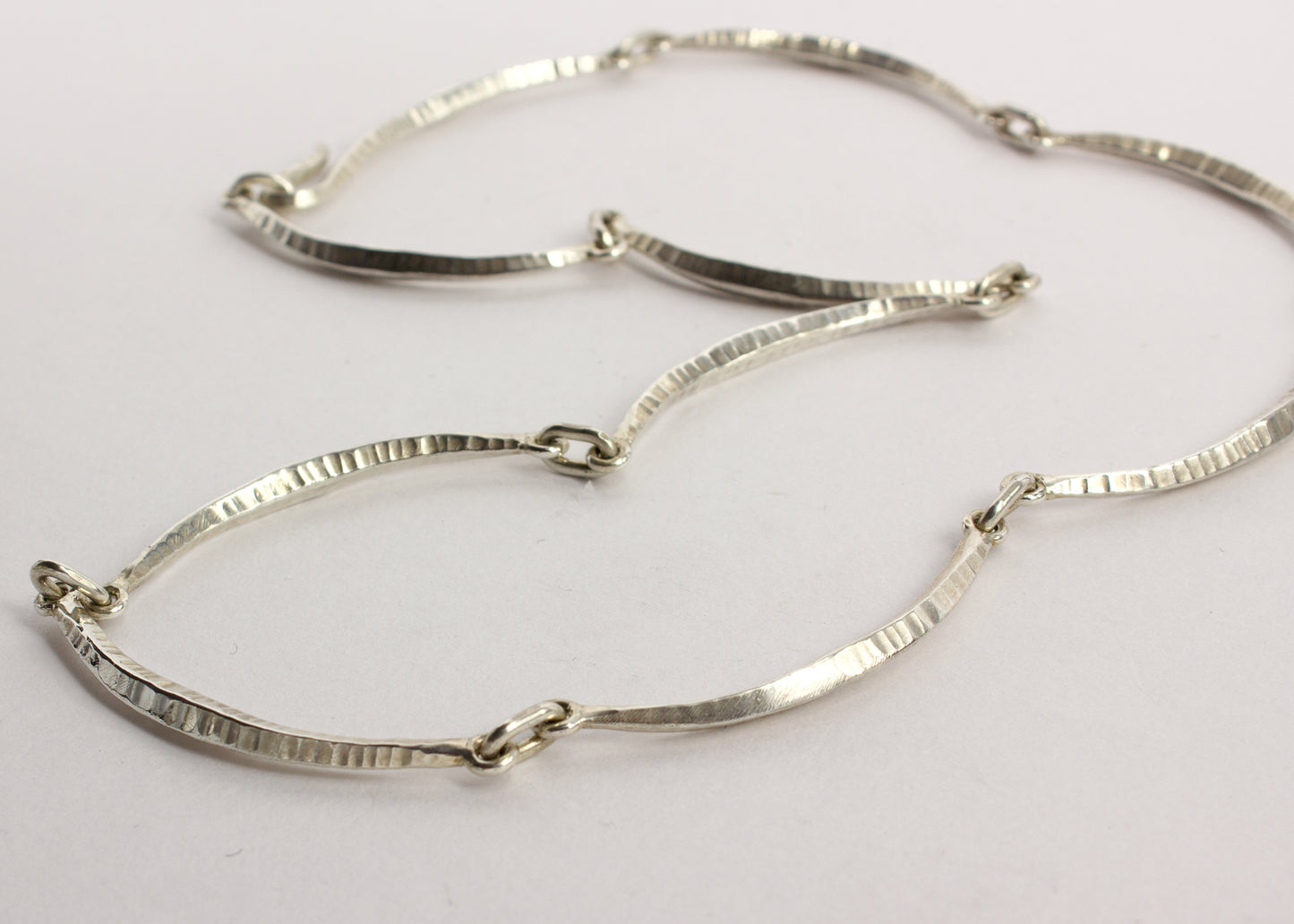 DM890B: Forged scalloped necklace