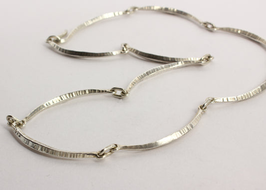 DM890B: Forged scalloped necklace