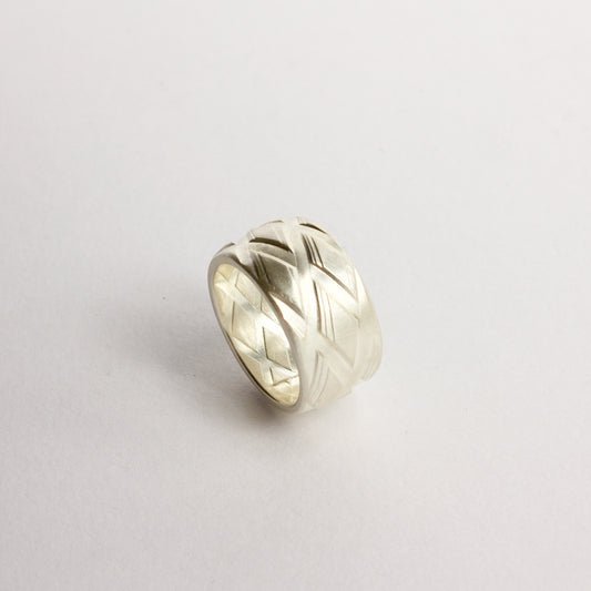 DA44: Rolled pattern ring - medium