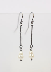 FS279: Pearl drop earrings