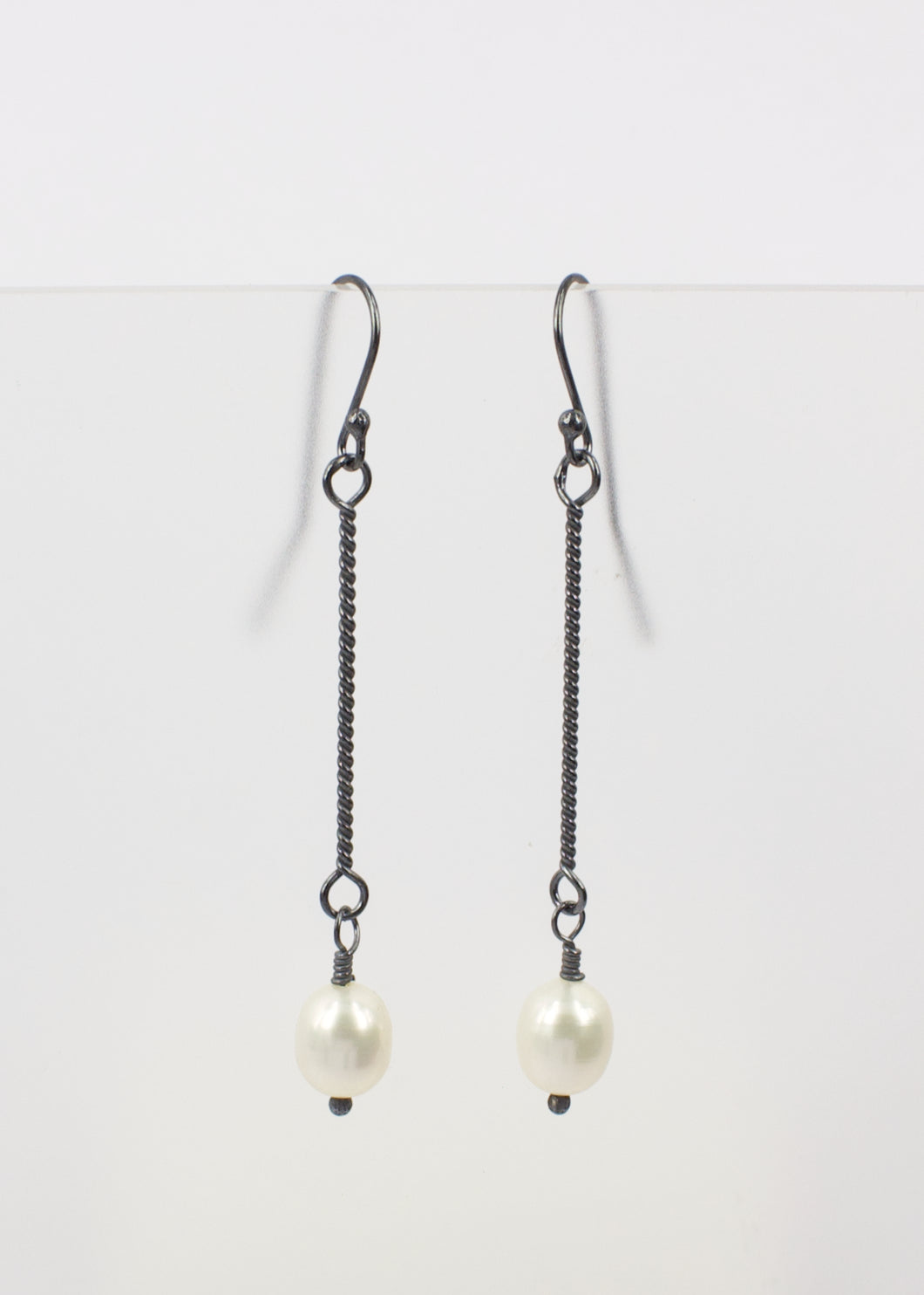 FS280: Long pearl drop earrings