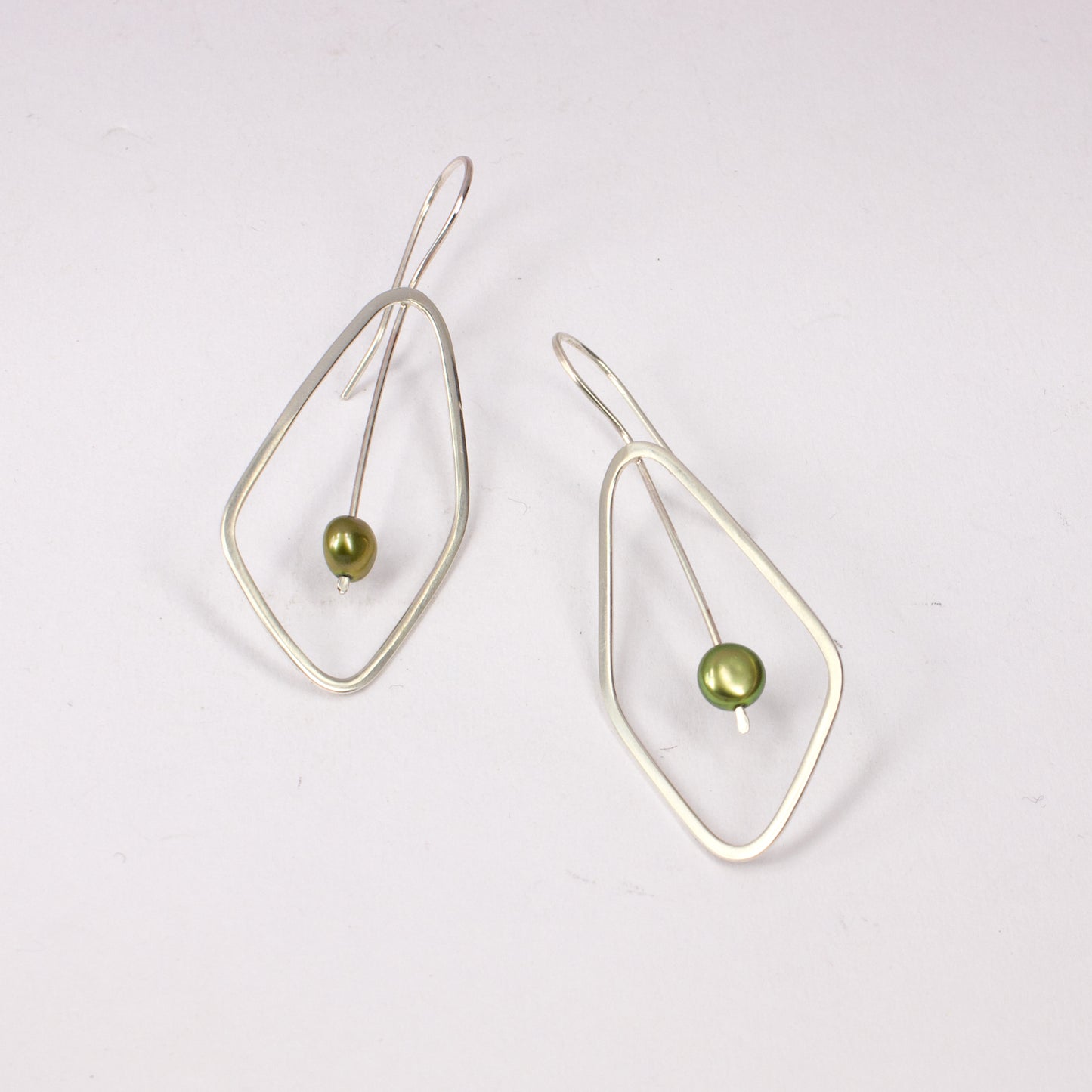 HA20: Leaf earrings - green pearl