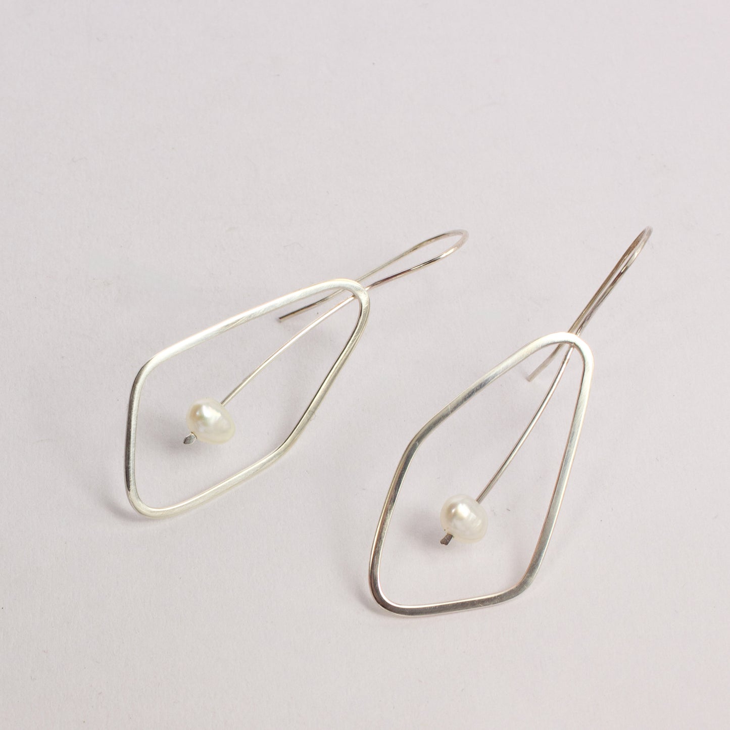 HA22: Leaf earrings - white pearl