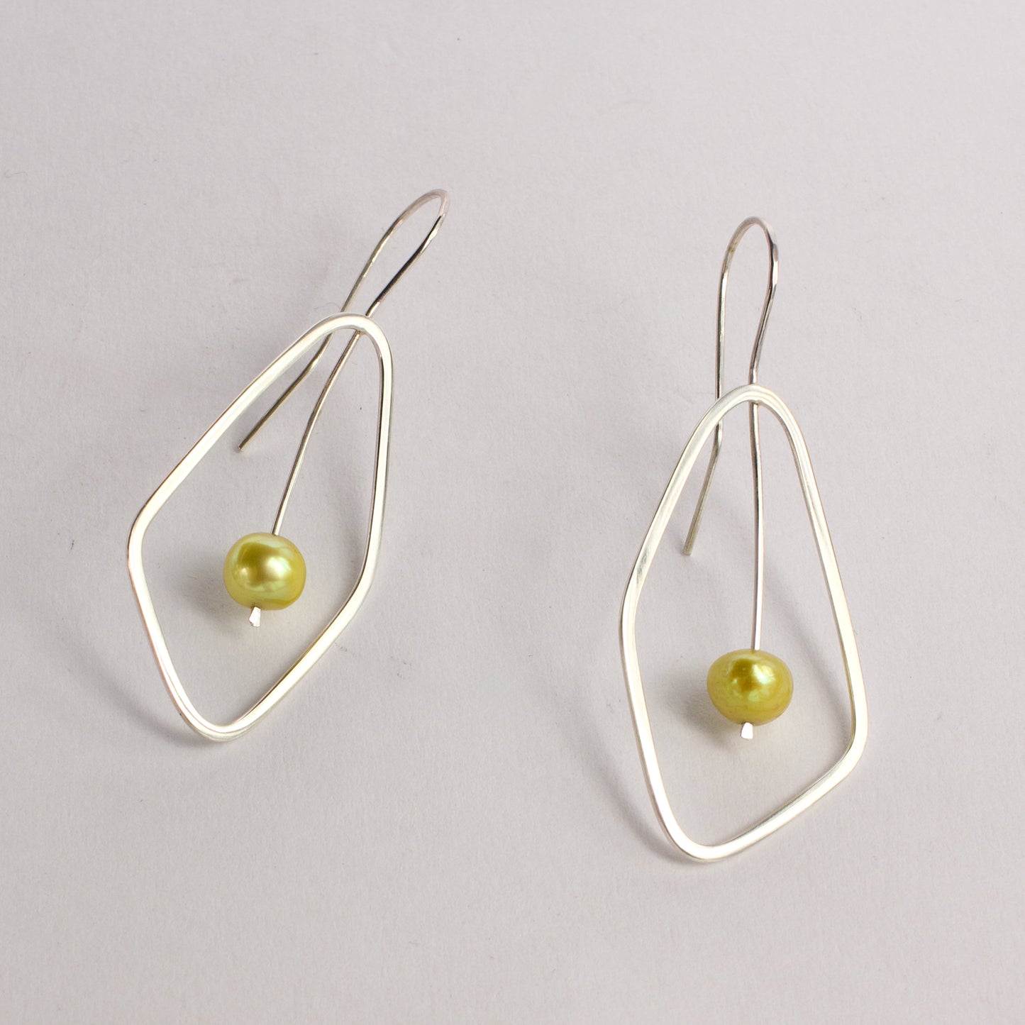 HA24: Leaf earrings - gold pearl