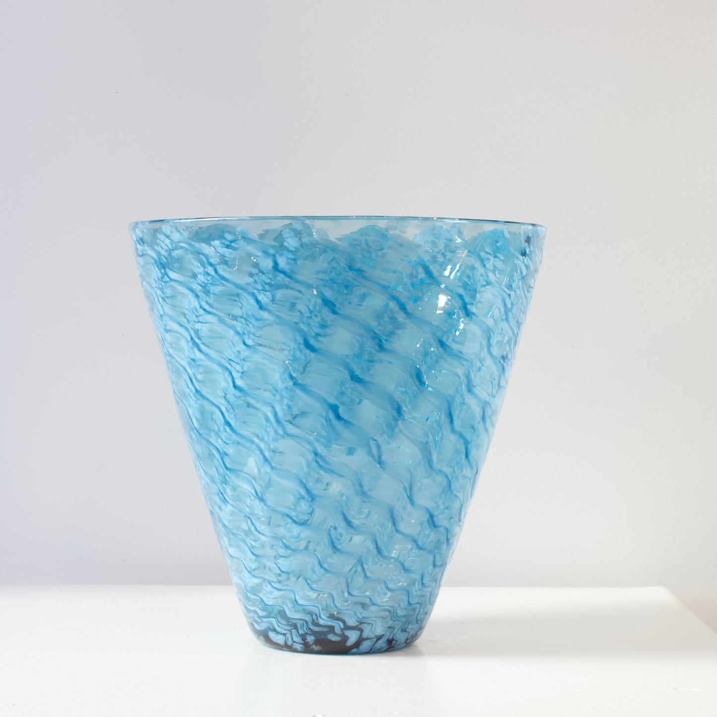 IKF121: Feathered vase