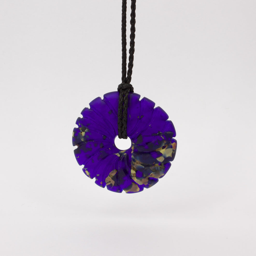 GSM19: Shell pendant, cobalt blue flower glass