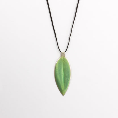 RB150: Pōhutukawa leaf pendant on cord - green