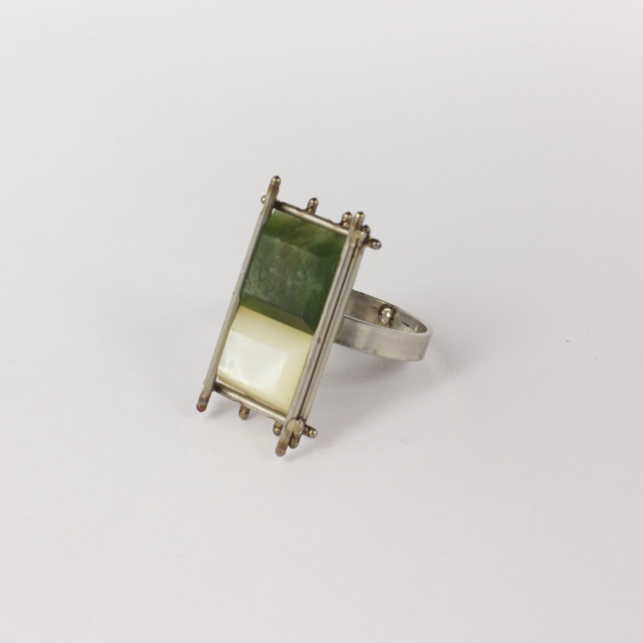 NA192: Mother of pearl and pounamu ring