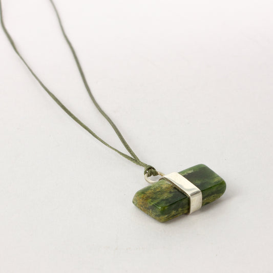 HA04: Down to earth pounamu pendant