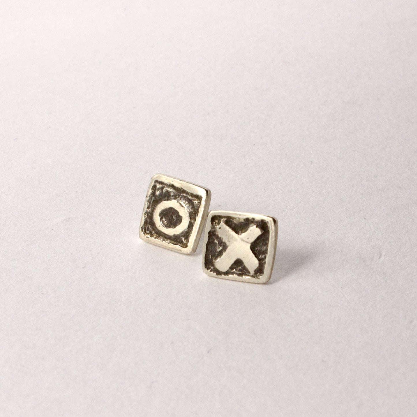 JMU128: XO tile stud earrings