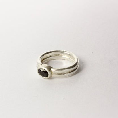 DA37: Black spinel ring