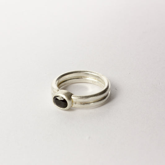 DA37: Black spinel ring