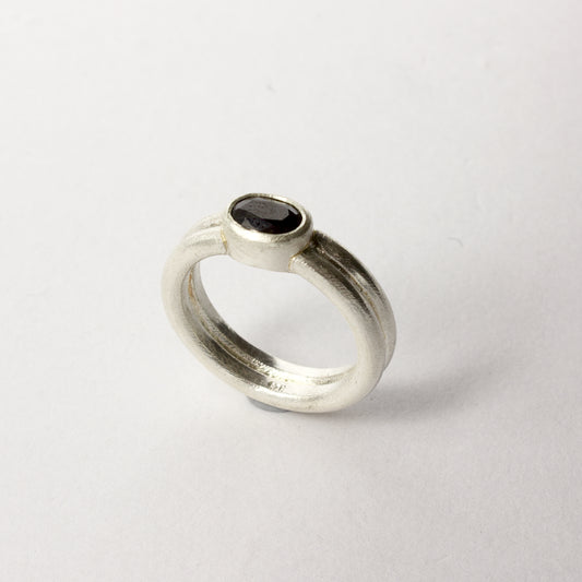 DA37: Black spinel ring