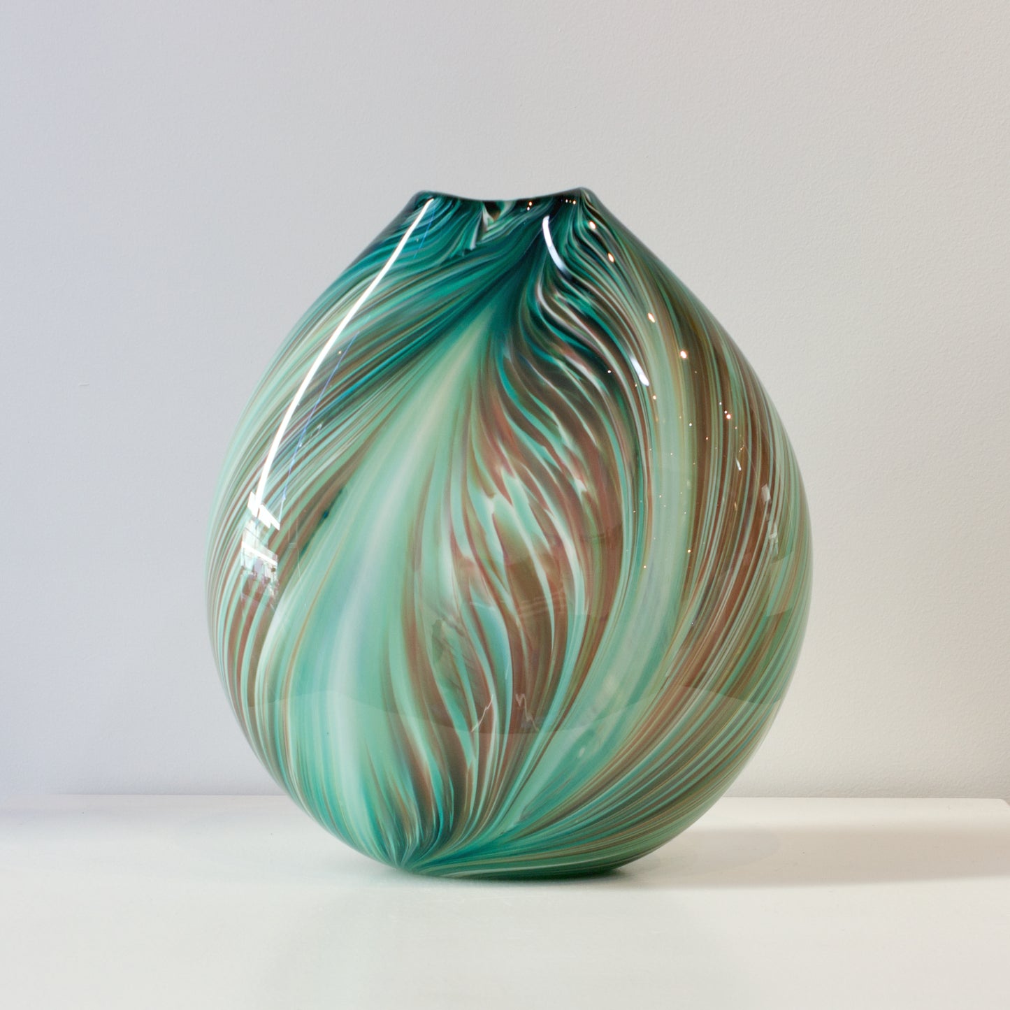JCU354: Kererū (Wood pigeon) vase