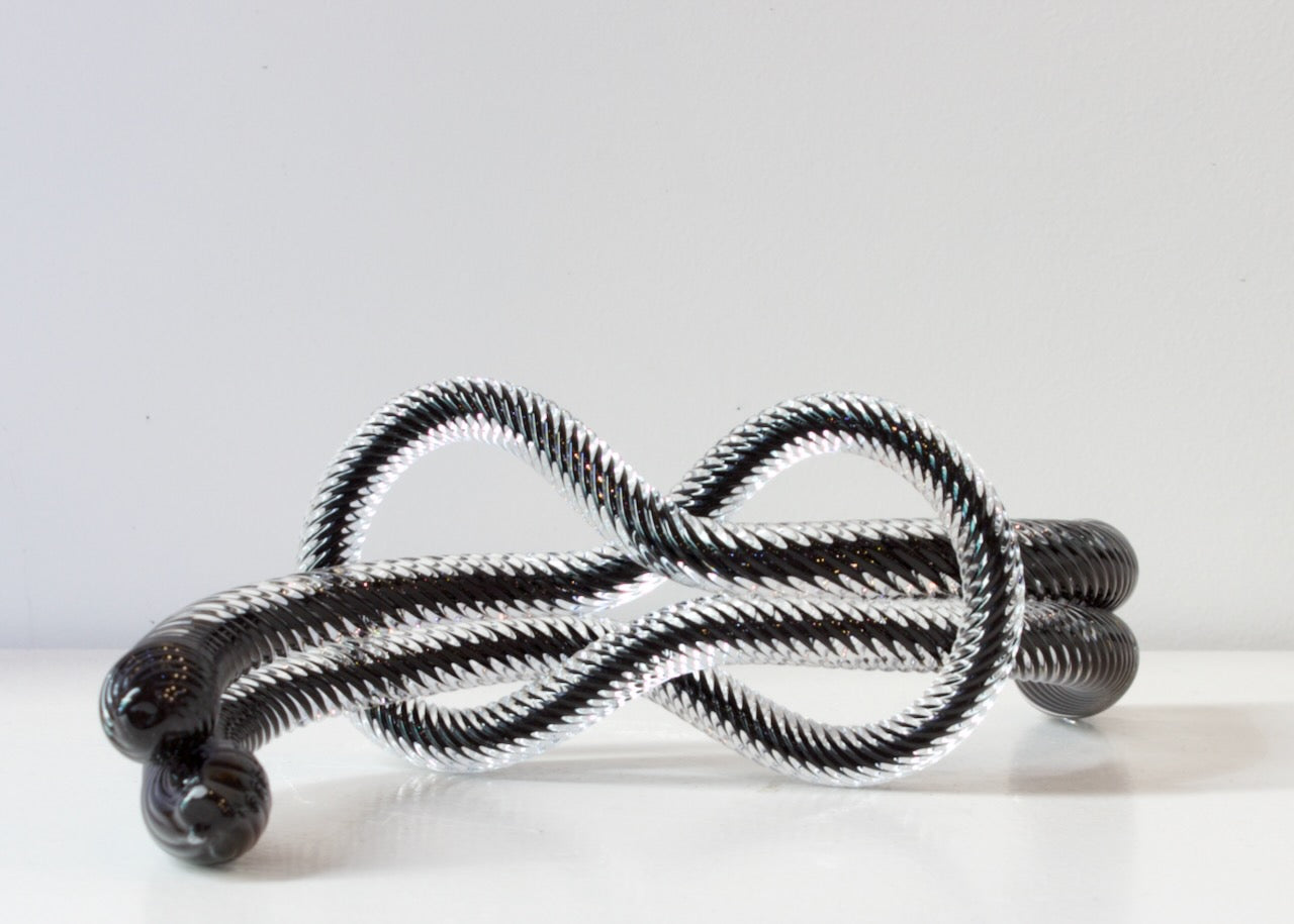 JCU: Love knot - black