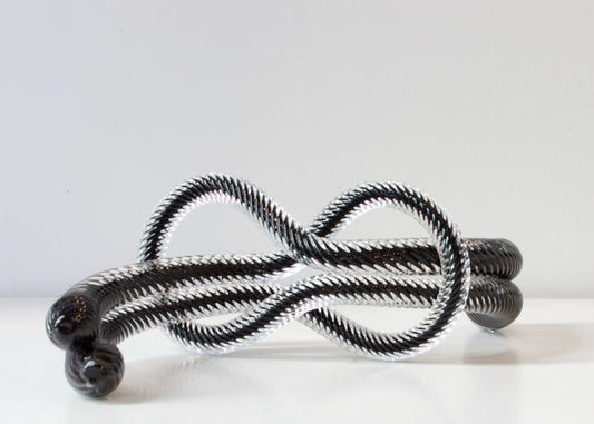 JCU: Love knot - black