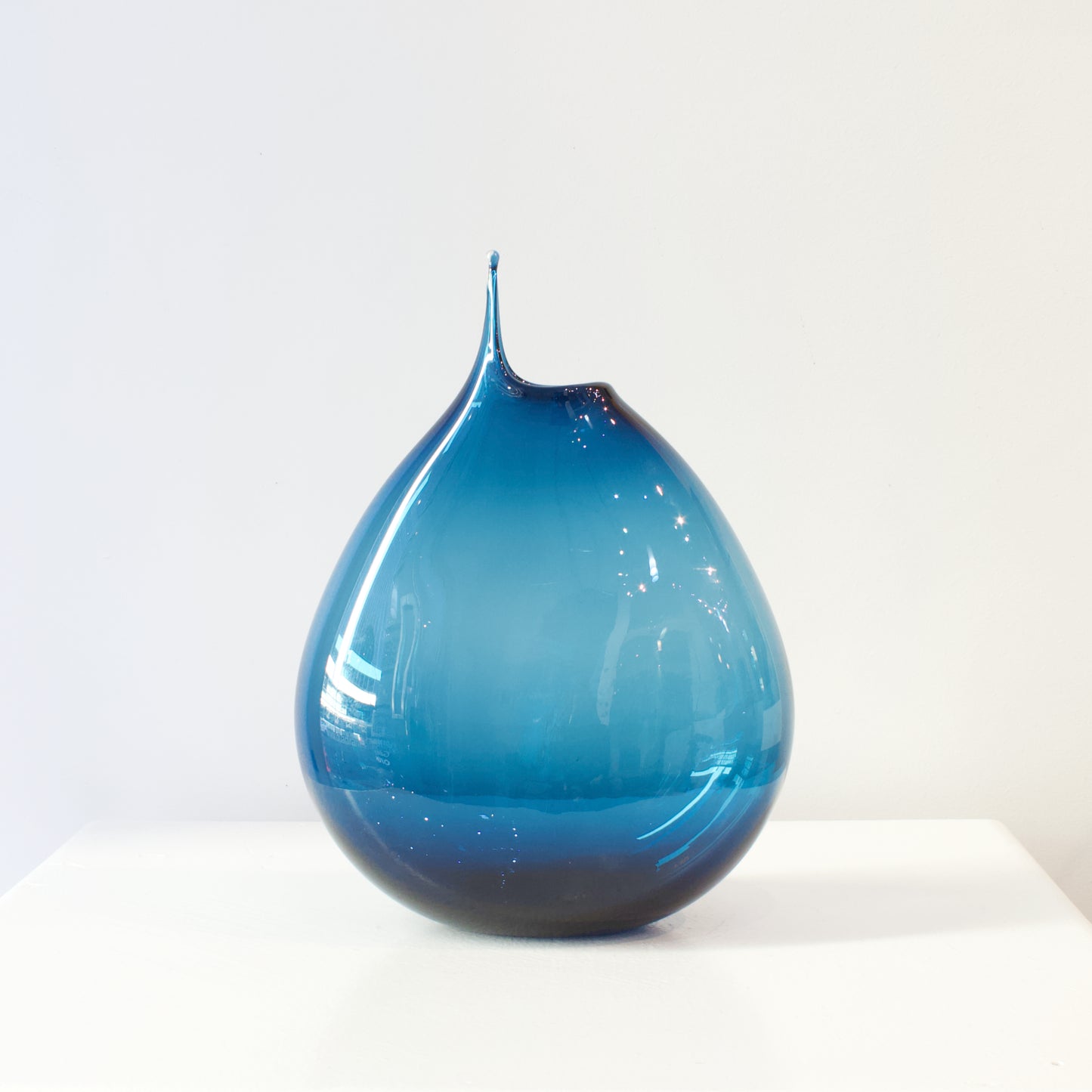 JCU462: Drop vase - deep blue
