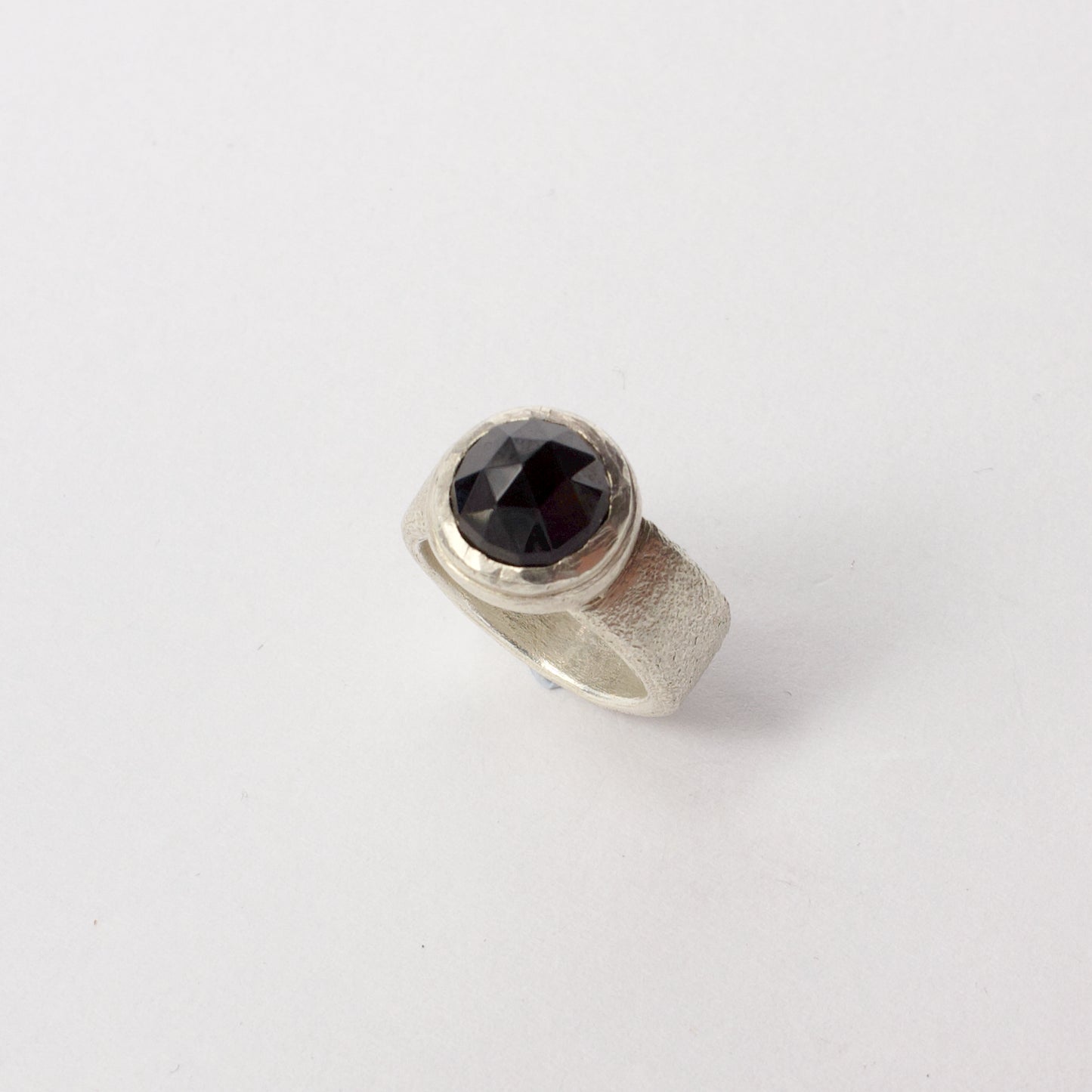 JMU118: Onyx cocktail ring