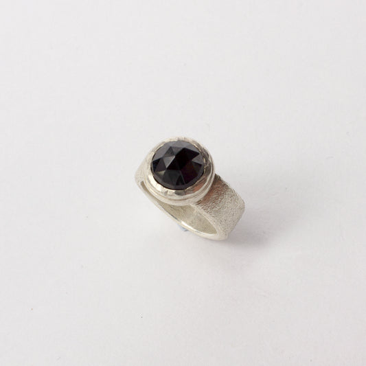 JMU118: Onyx cocktail ring