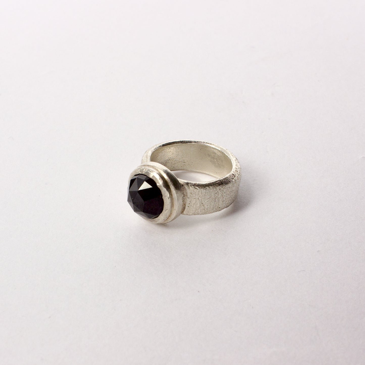 JMU118: Onyx cocktail ring
