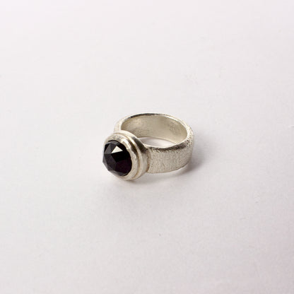 JMU118: Onyx cocktail ring