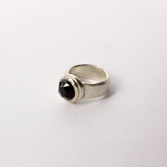 JMU118: Onyx cocktail ring
