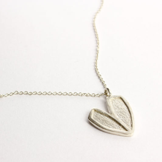 JMU133: Long heart pendant