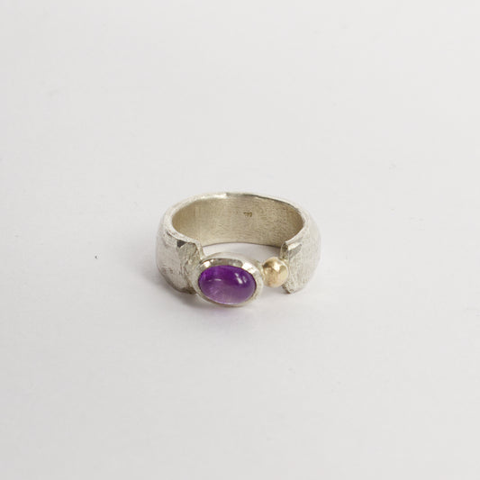 JMU46: Amethyst and gold ring