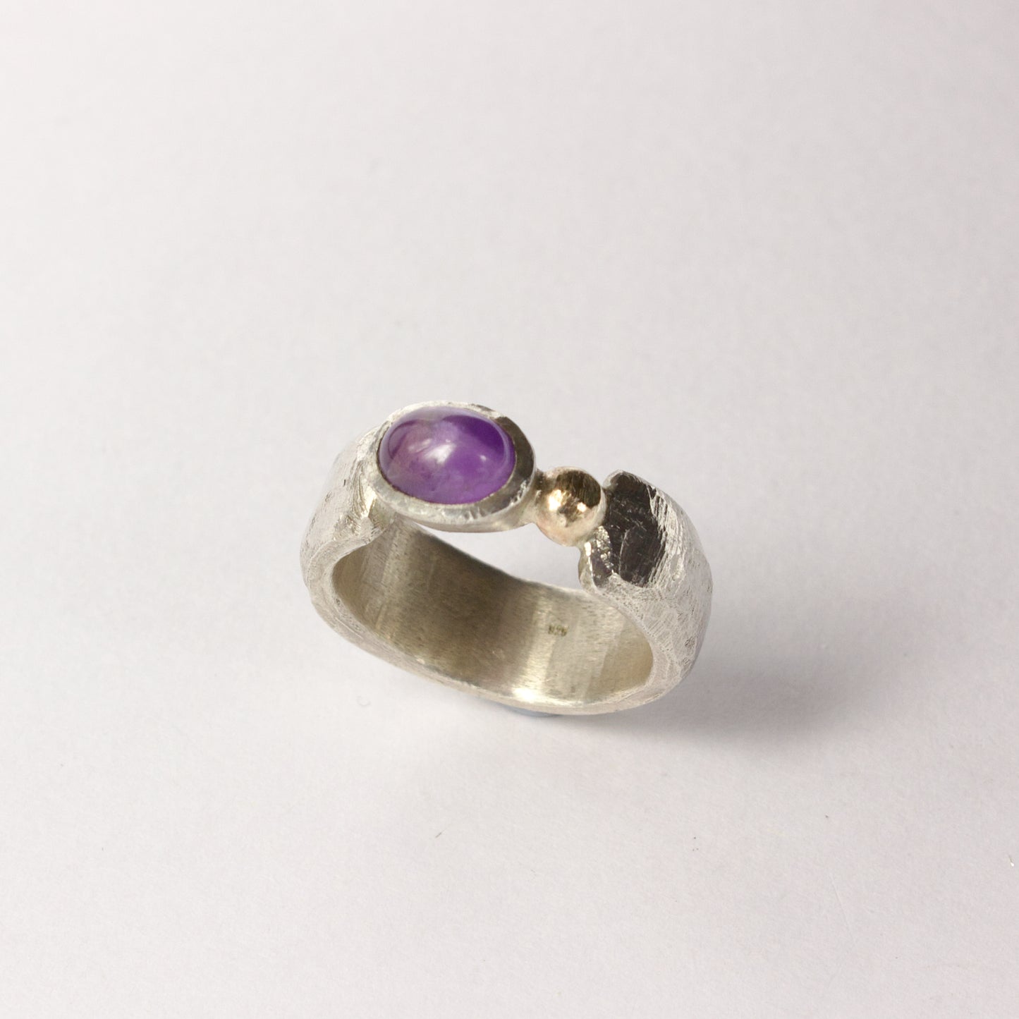 JMU46: Amethyst and gold ring