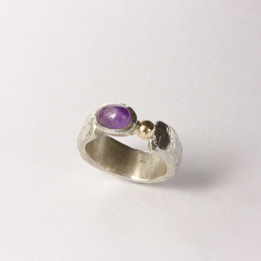 JMU46: Amethyst and gold ring