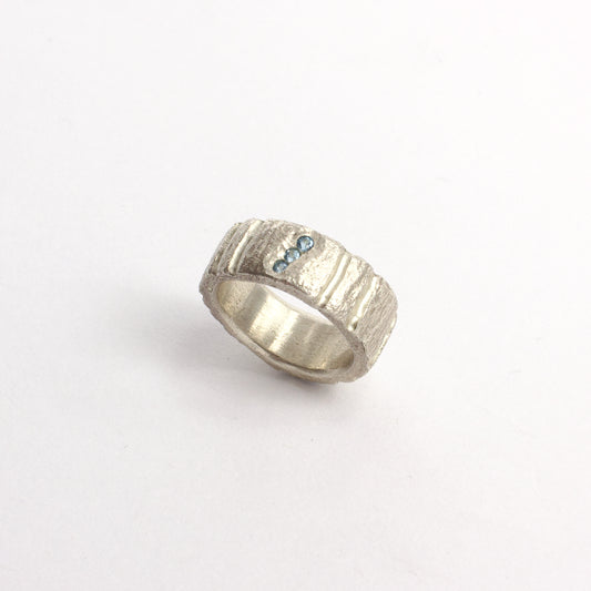 JMU48: Canyon ring with blue topaz