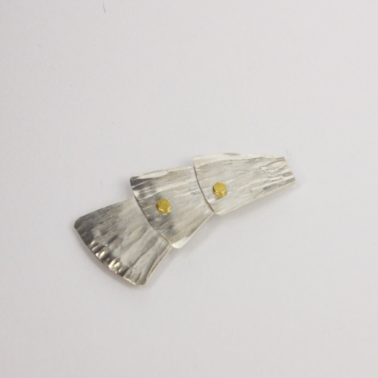 LA122: Peel brooch