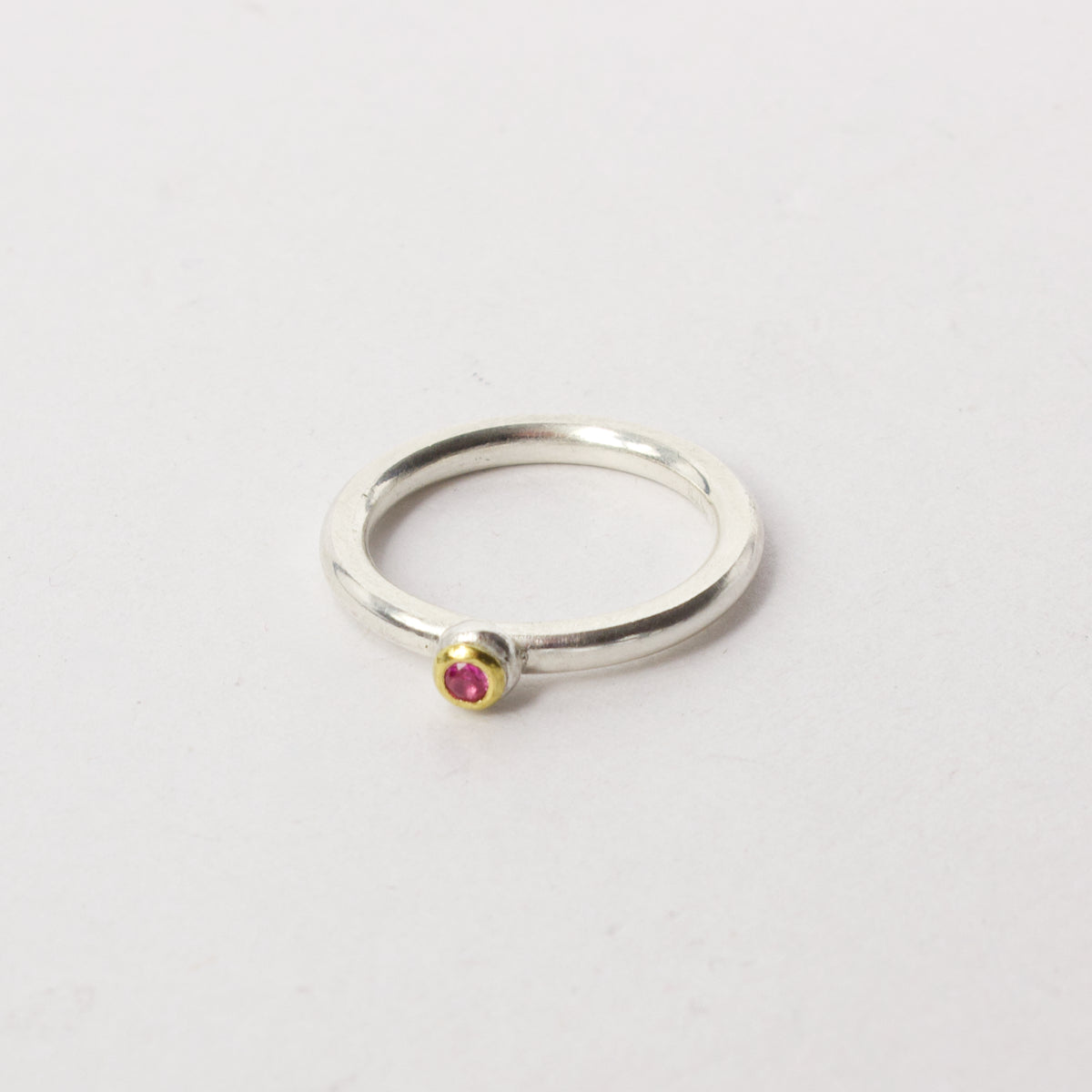 LA148: Slim pink sapphire ring