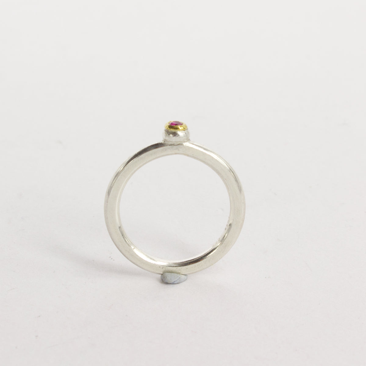 LA148: Slim pink sapphire ring