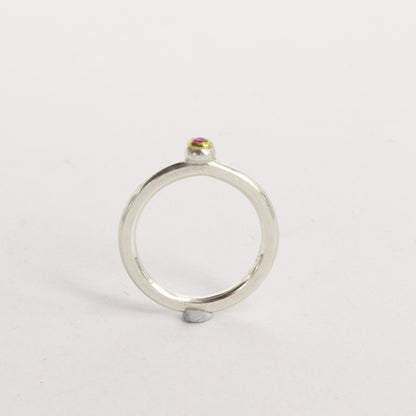 LA148: Slim pink sapphire ring
