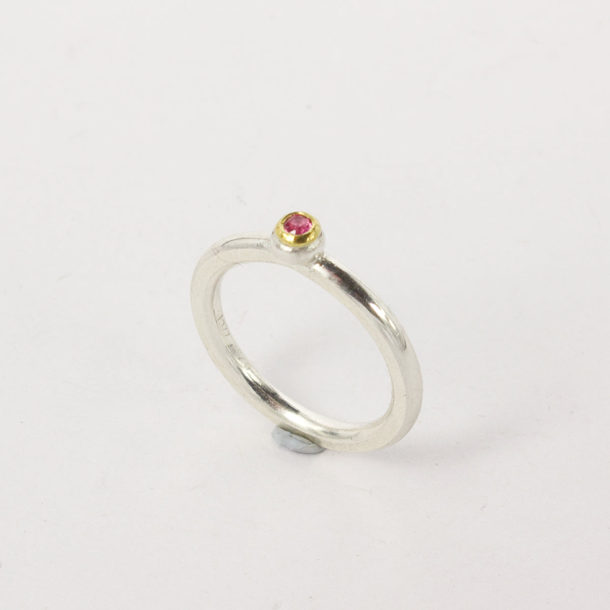 LA148: Slim pink sapphire ring