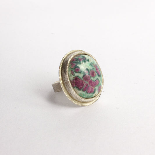NA84: New Zealand ruby in fuchsite ring