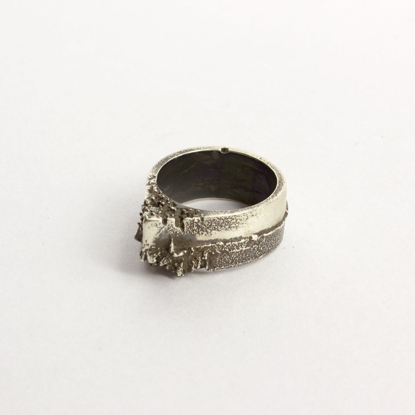 NG100: Knuckle duster ring