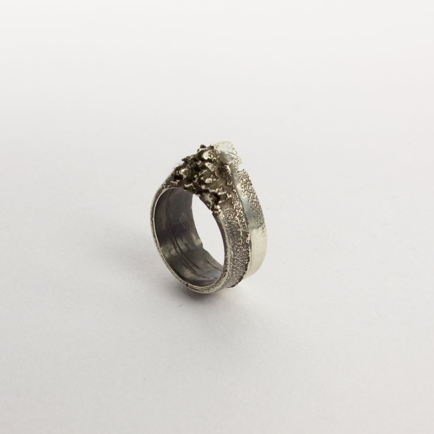NG100: Knuckle duster ring