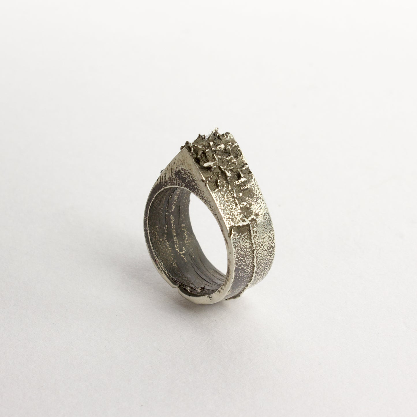 NG101: Knuckle duster ring