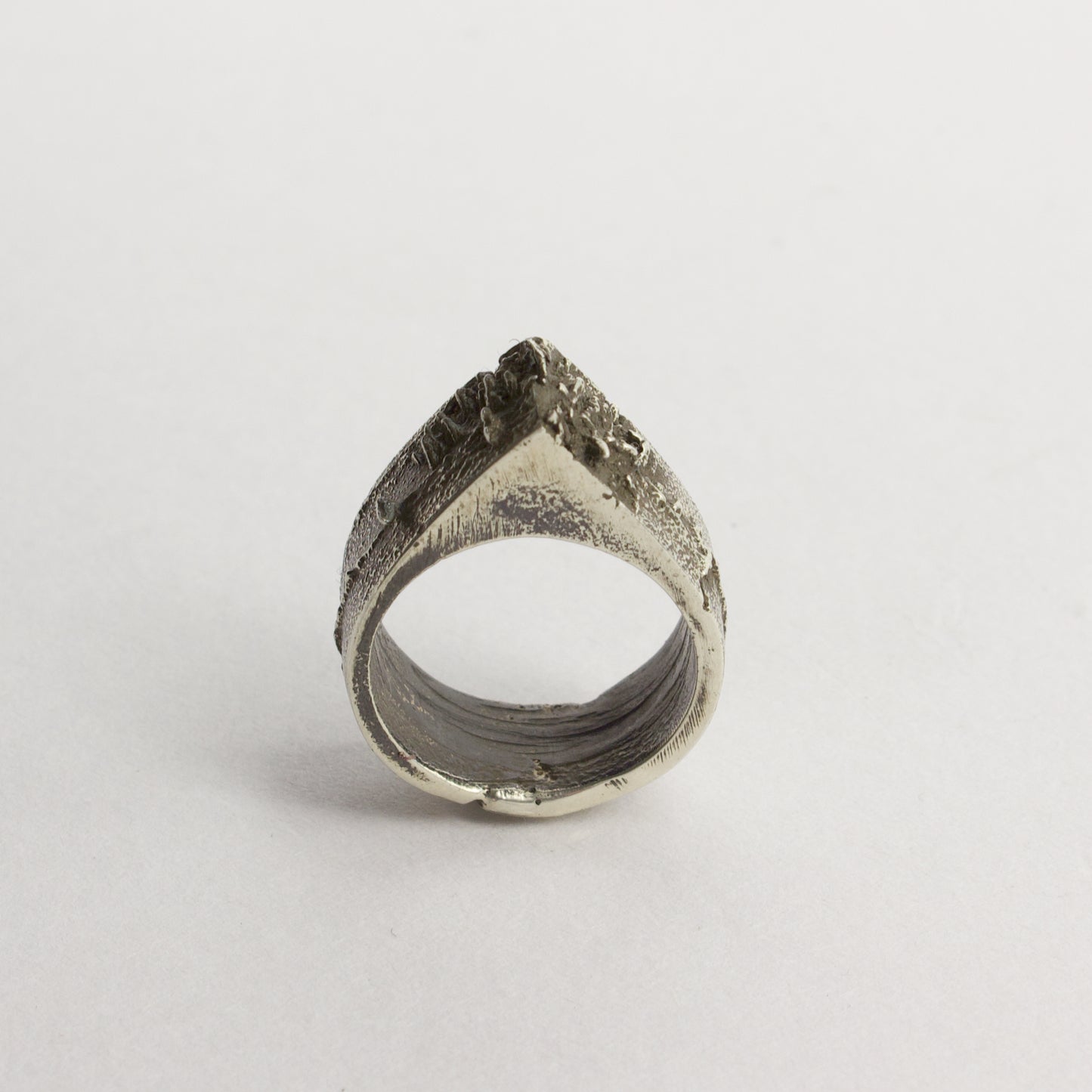 NG101: Knuckle duster ring
