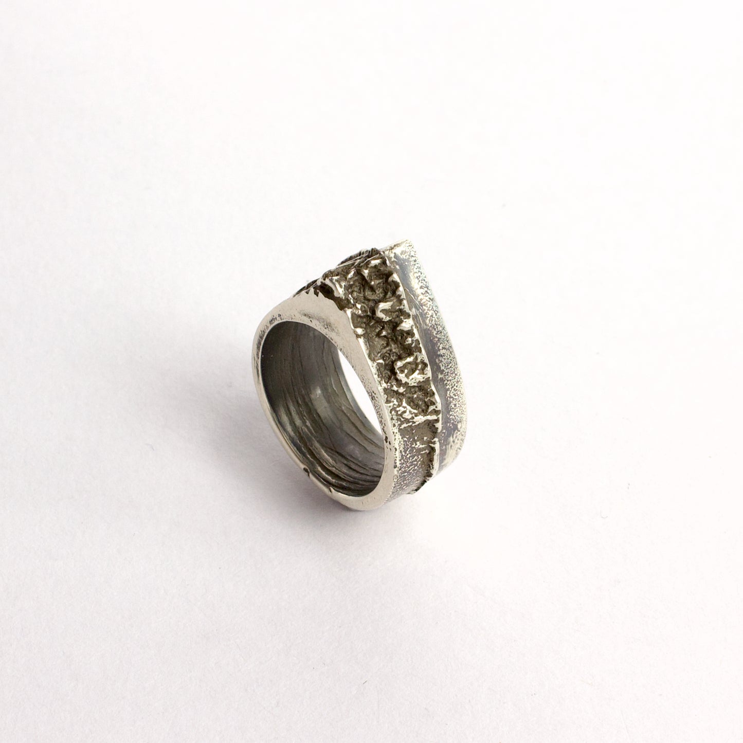 NG102: Knuckle duster ring