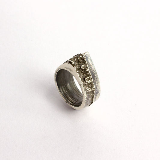 NG102: Knuckle duster ring