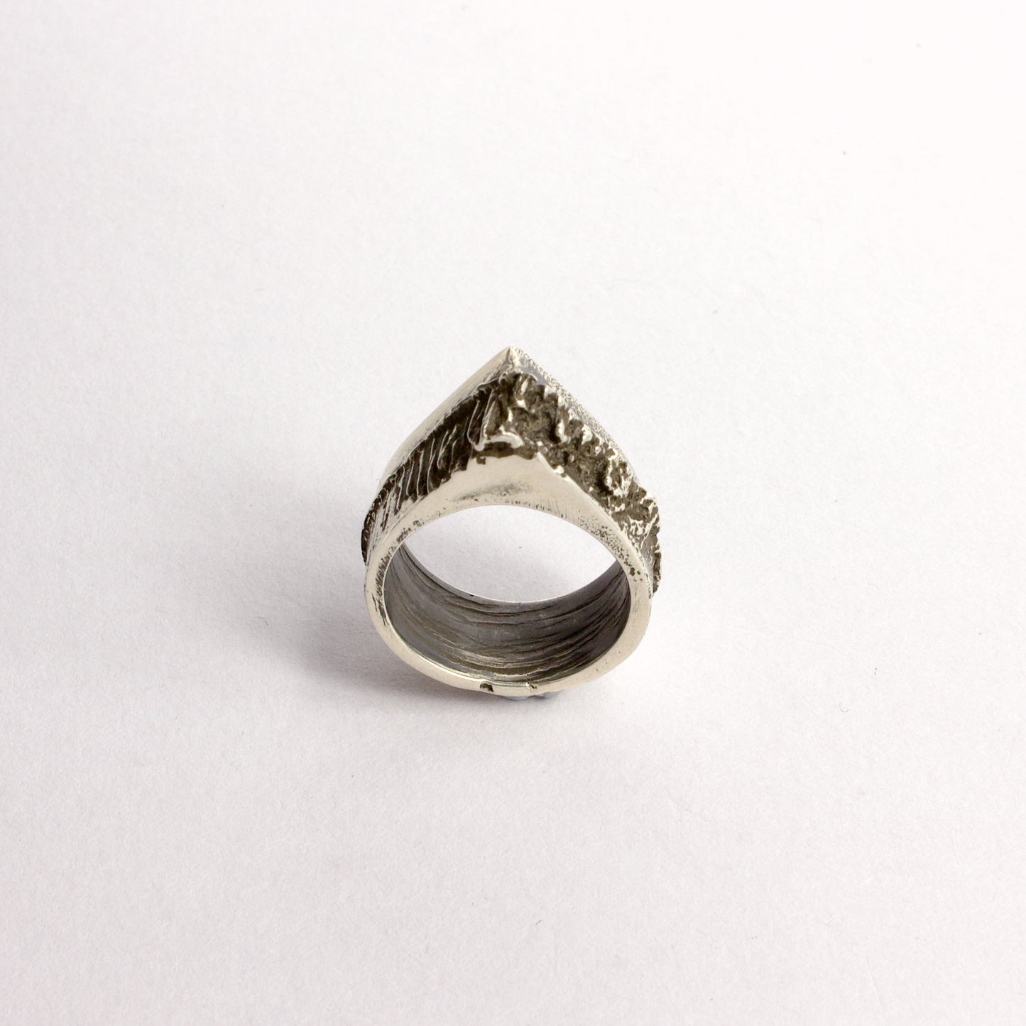 NG102: Knuckle duster ring