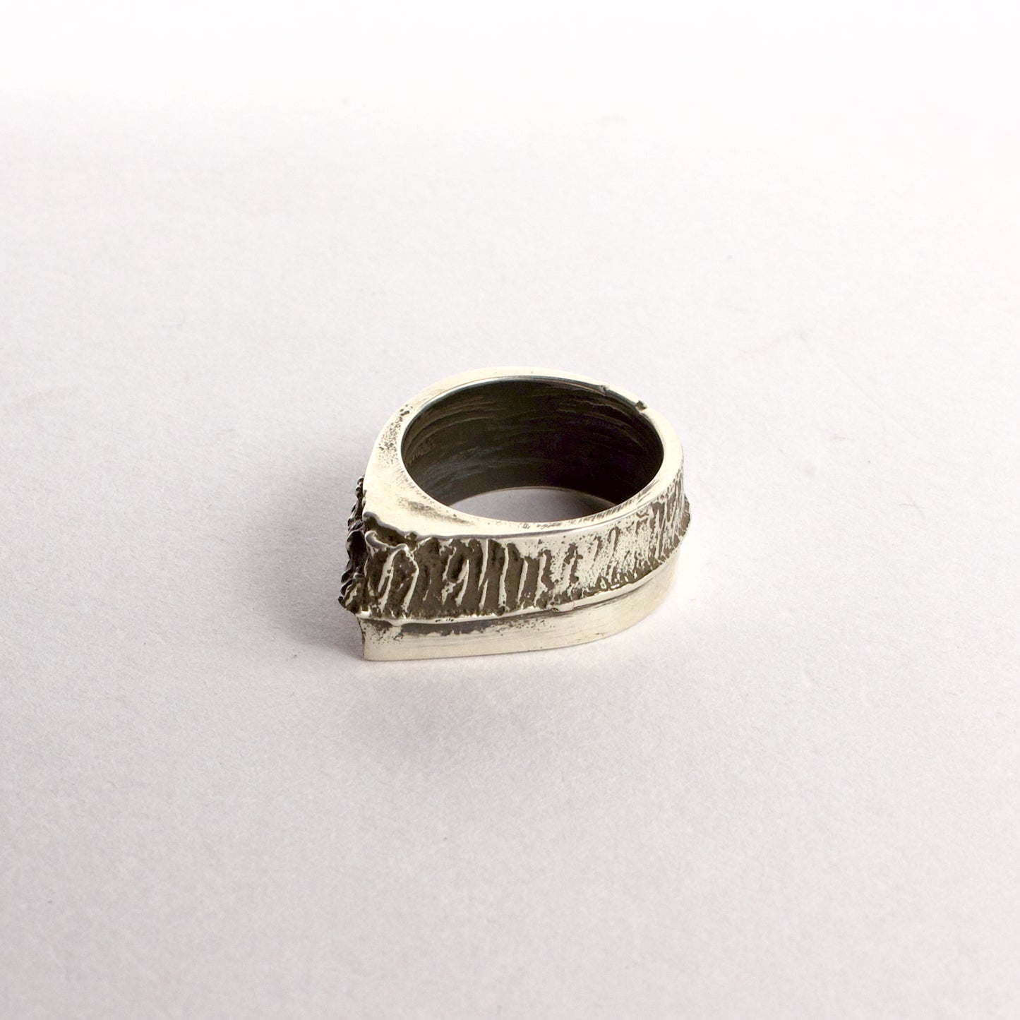 NG102: Knuckle duster ring