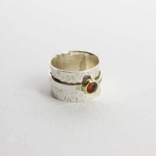 NG96: Ponder ring with amber