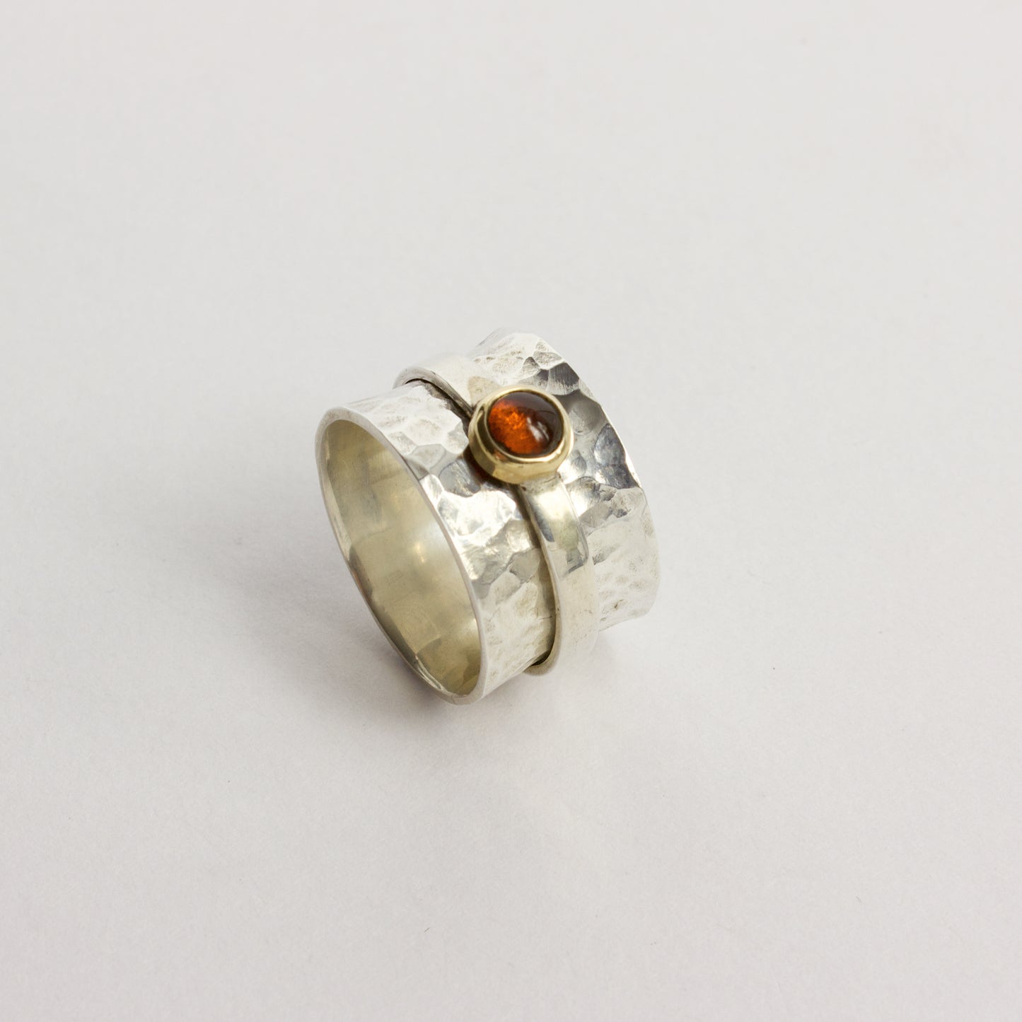 NG96: Ponder ring with amber
